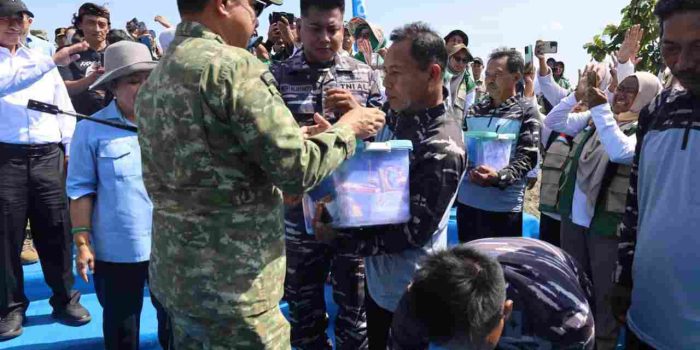 Panglima TNI Bersama Menteri Pertanian Melaksanakan Panen Raya Kedelai Ketahanan Pangan TNI AL di Nganjuk
