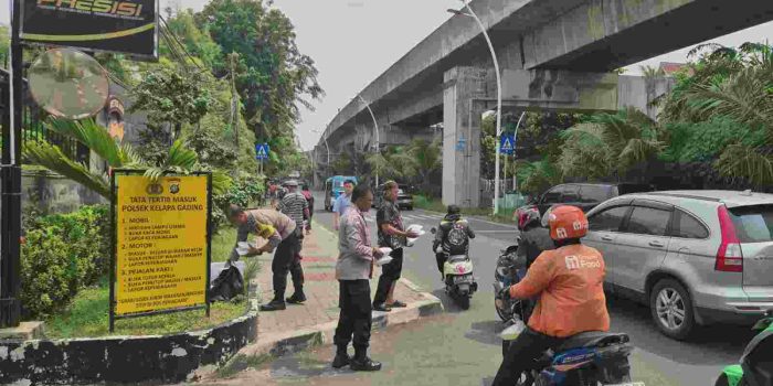 Polsek Kelapa Gading Gelar Jumat Peduli, Bagikan 50 Nasi Kotak untuk Ojol dan Warga