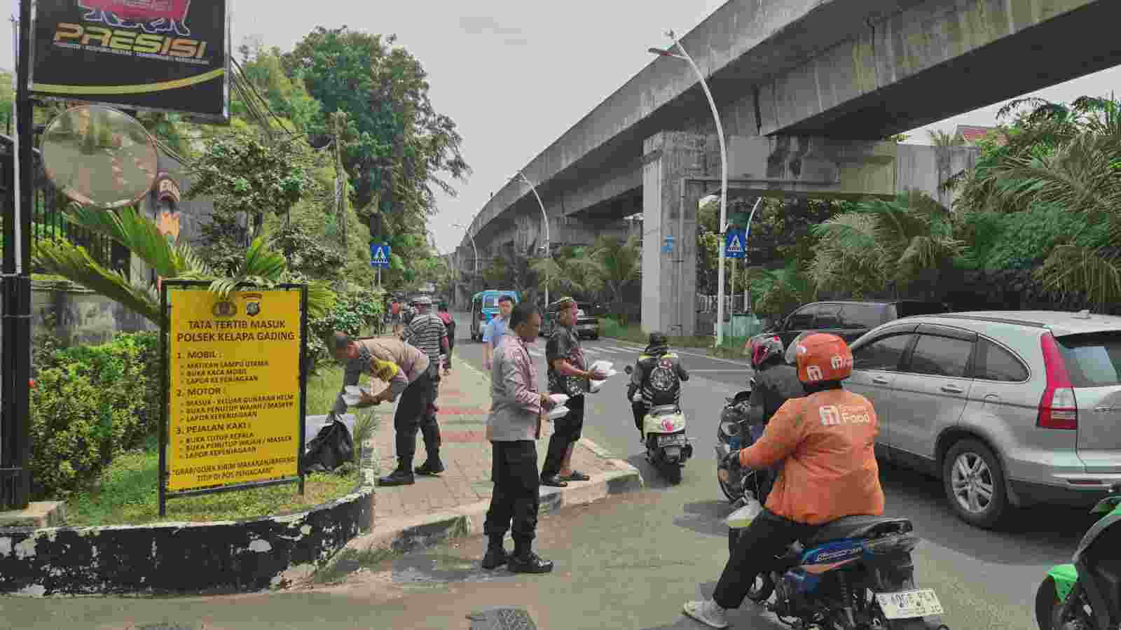 Polsek Kelapa Gading Gelar Jumat Peduli, Bagikan 50 Nasi Kotak untuk Ojol dan Warga