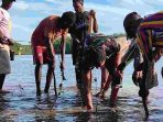 Bersatu Dengan Alam, Satgas TMMD Kodim 1710/Mimika Tanam Ribuan Bibit Mangrove
