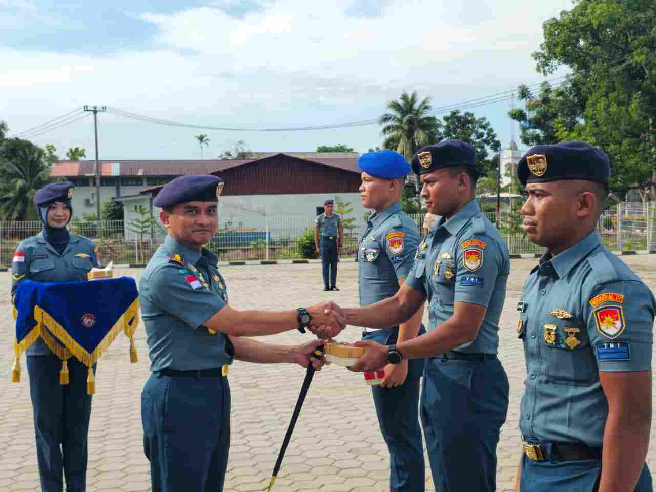 Danlanal Bintan Pimpin Upacara dan Berikan Reward Kepada Prajurit Berprestasi