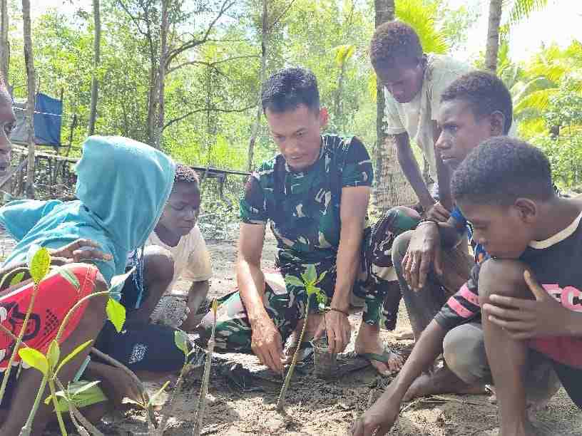 Satgas TMMD Kodim 1710/Mimika Tanamkan Kepedulian Lingkungan Lewat Penanaman Mangrove Bersama Anak-Anak