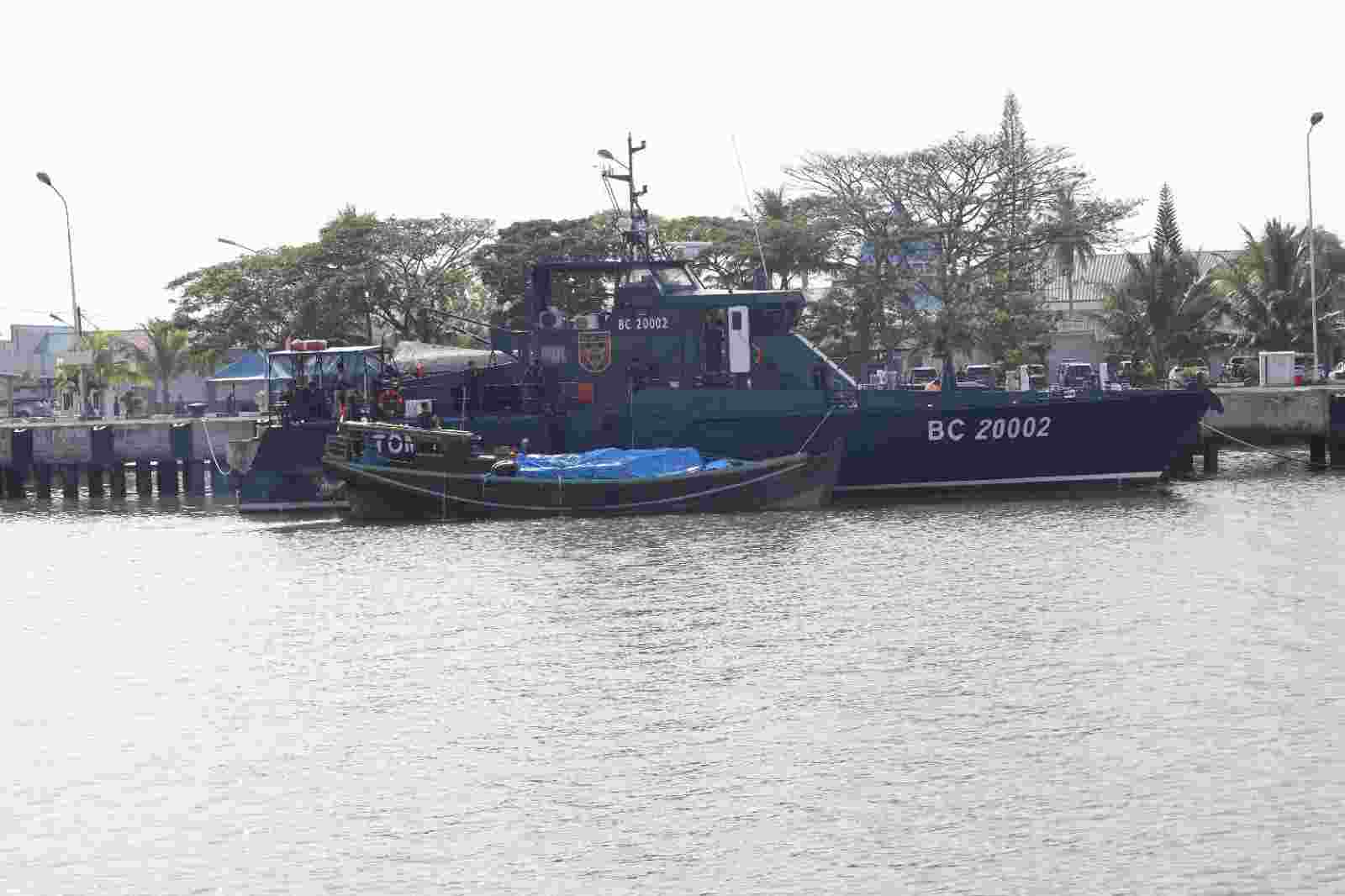 TNI AL GAGALKAN PENYELUNDUPAN RATUSAN BALLPRESS ILEGAL DI PERAIRAN SUMATERA UTARA