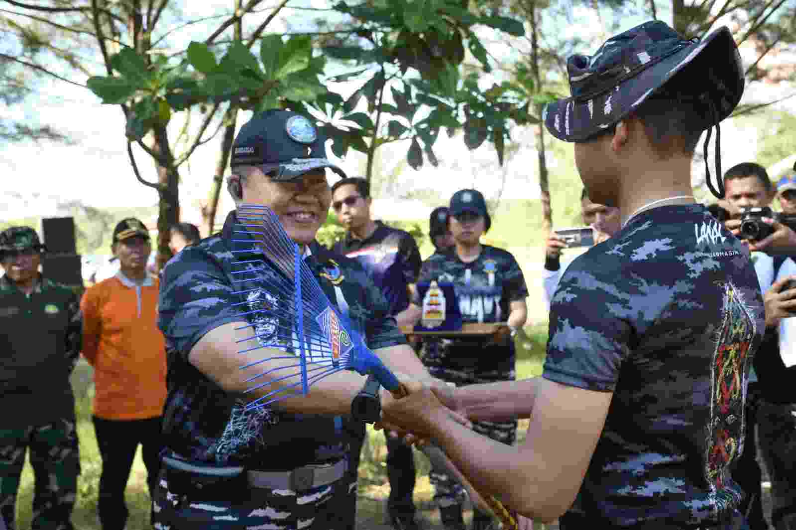 TNI AL Gelar Aksi Bersih Pantai dan Tanam Mangrove di Tanah Laut Melalui Operasi Trisila 26, Wujudkan Indonesia ASRI