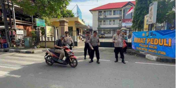 Polsek Koja Gelar Jumat Peduli, Bagikan Makanan Bergizi Gratis untuk Warga