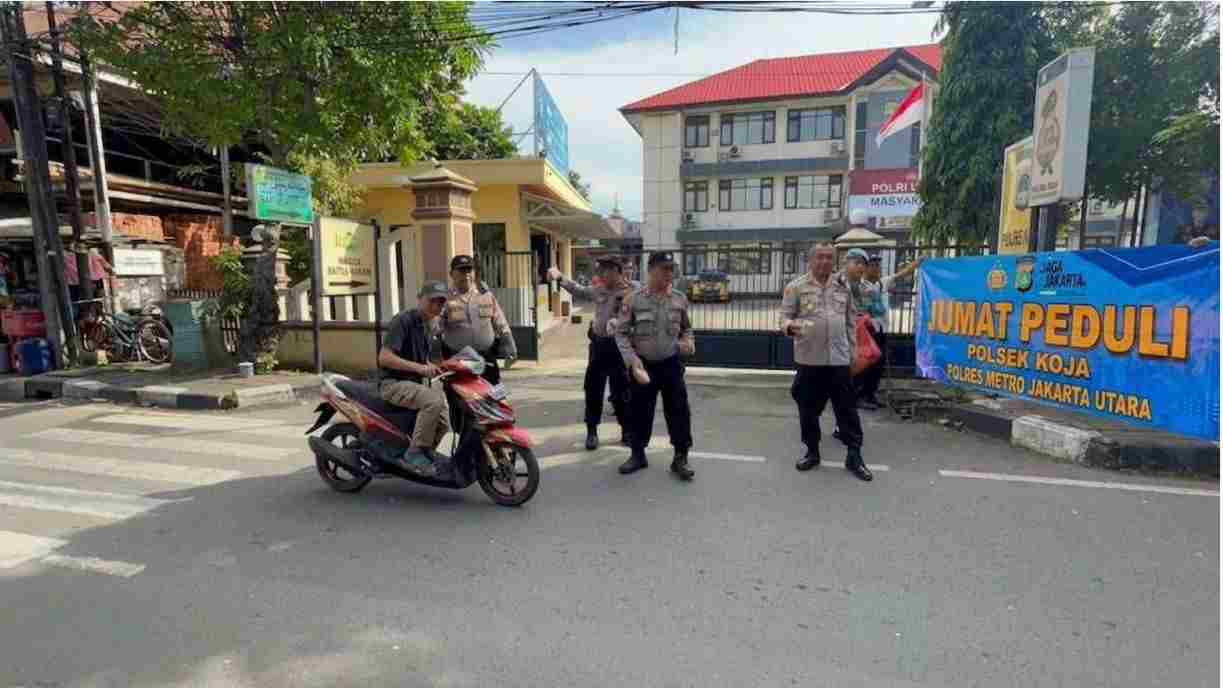 Polsek Koja Gelar Jumat Peduli, Bagikan Makanan Bergizi Gratis untuk Warga