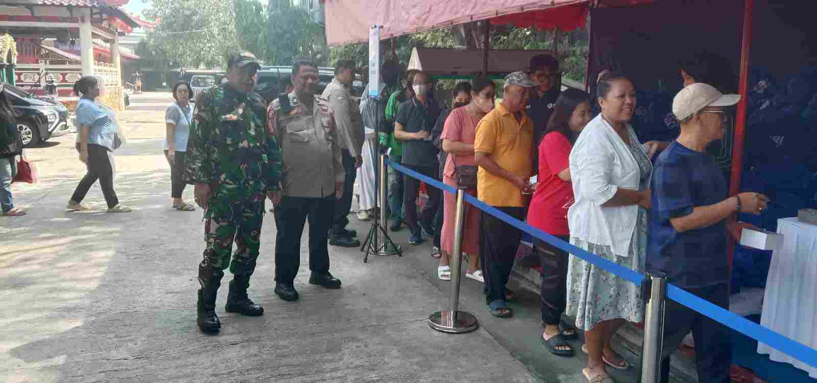 Polsek Metro Penjaringan Monitoring dan Amankan Bakti Sosial Pembagian 600 Paket Sembako di Wihara Satria Dharma