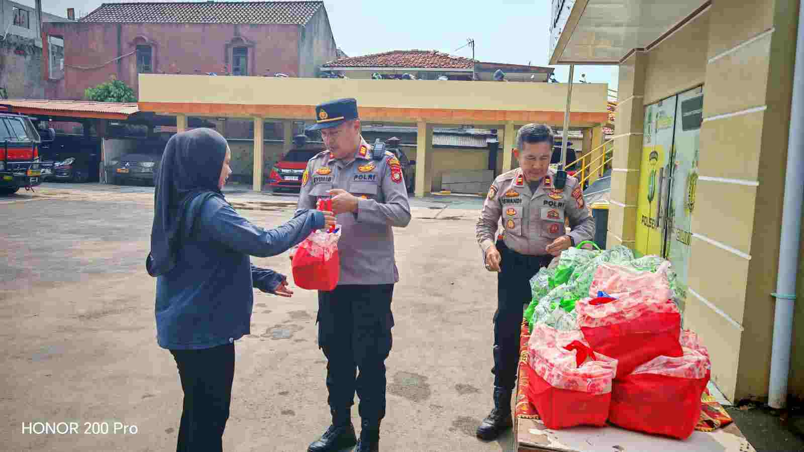 Jumat Peduli, Polsek Cilincing Bagikan 40 Paket Sembako untuk Warga yang Membutuhkan