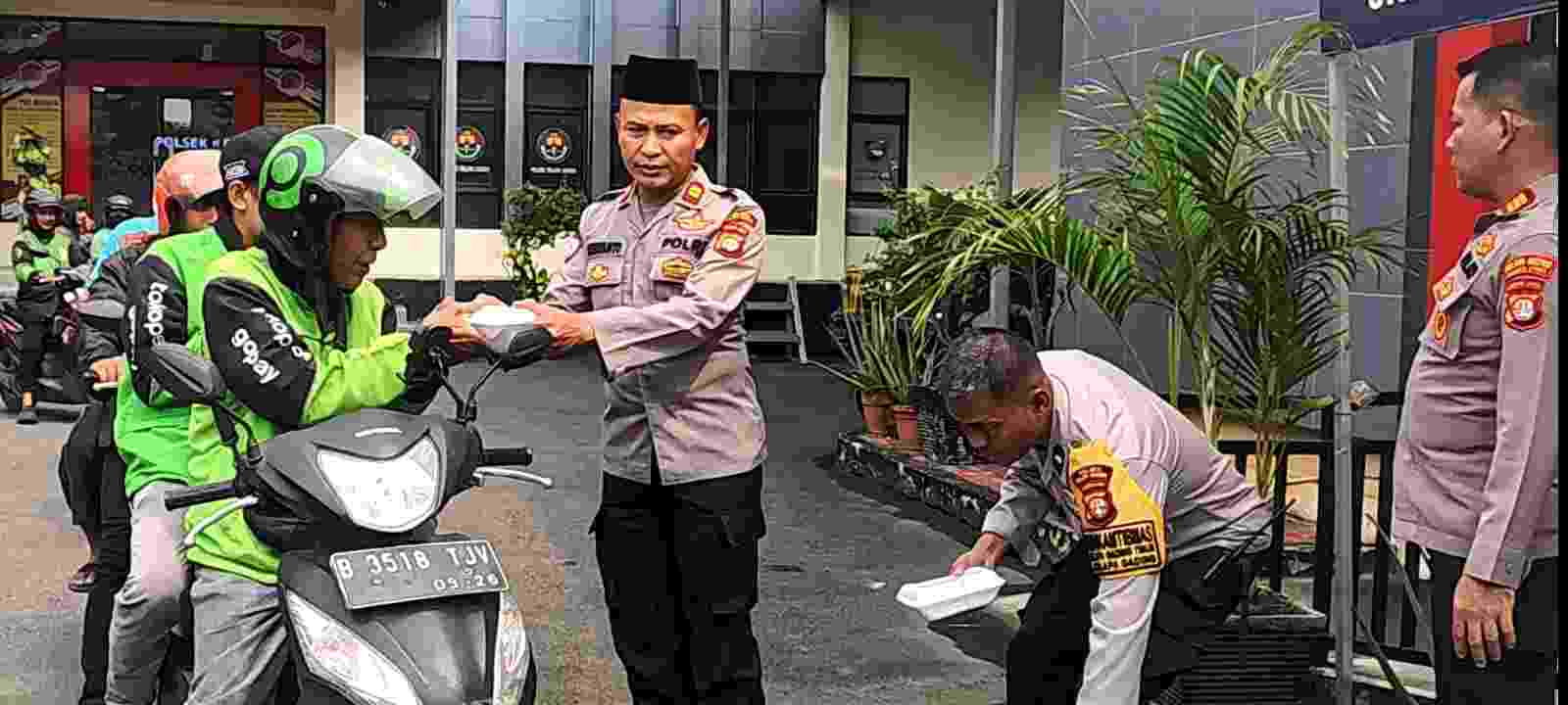 Polsek Kelapa Gading Bagikan 50 Nasi Kotak kepada Ojol, Perkuat Sinergi Kamtibmas