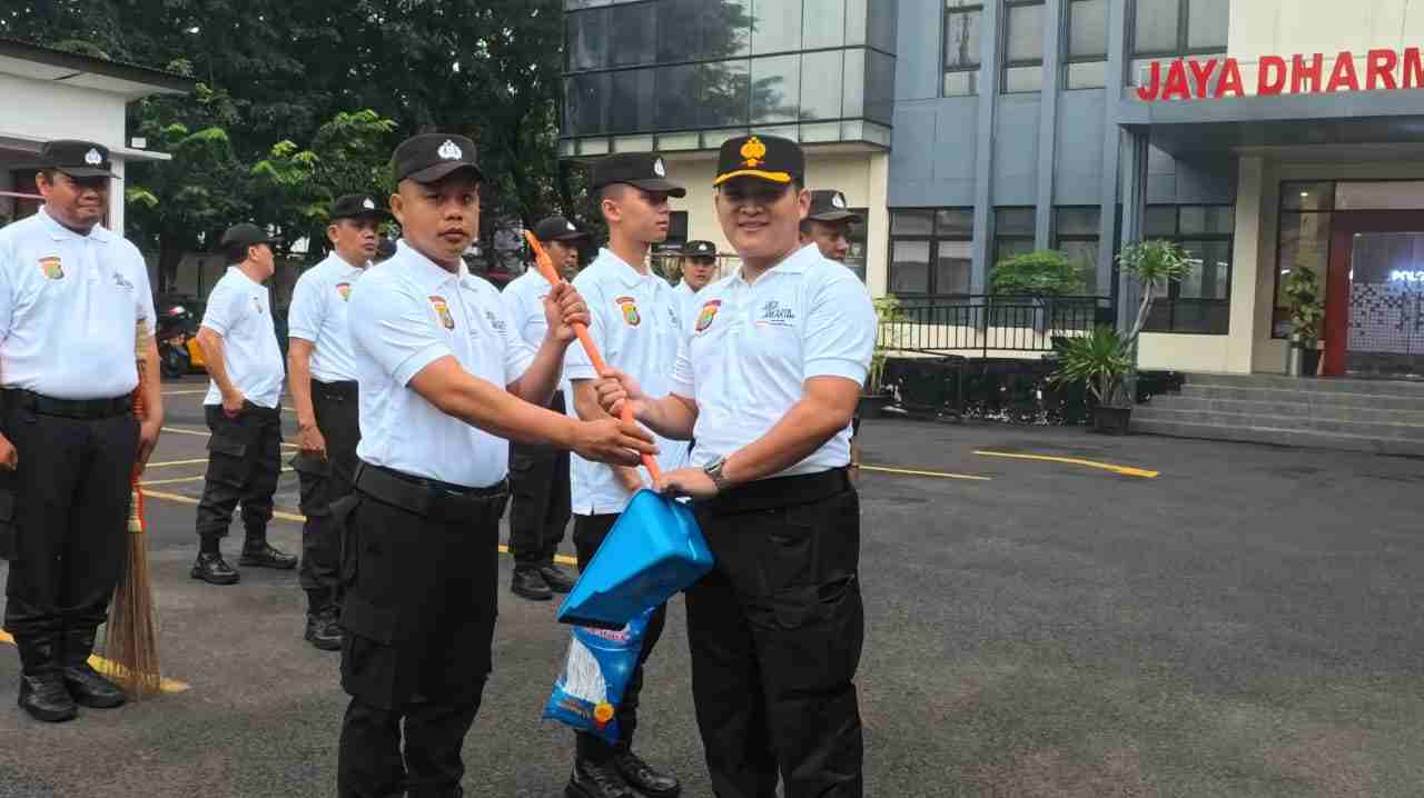 Polsek Kelapa Gading Canangkan Gerakan Jaga Jakarta Bersih dan Asri, Personel Gelar Korvei Lingkungan Mako