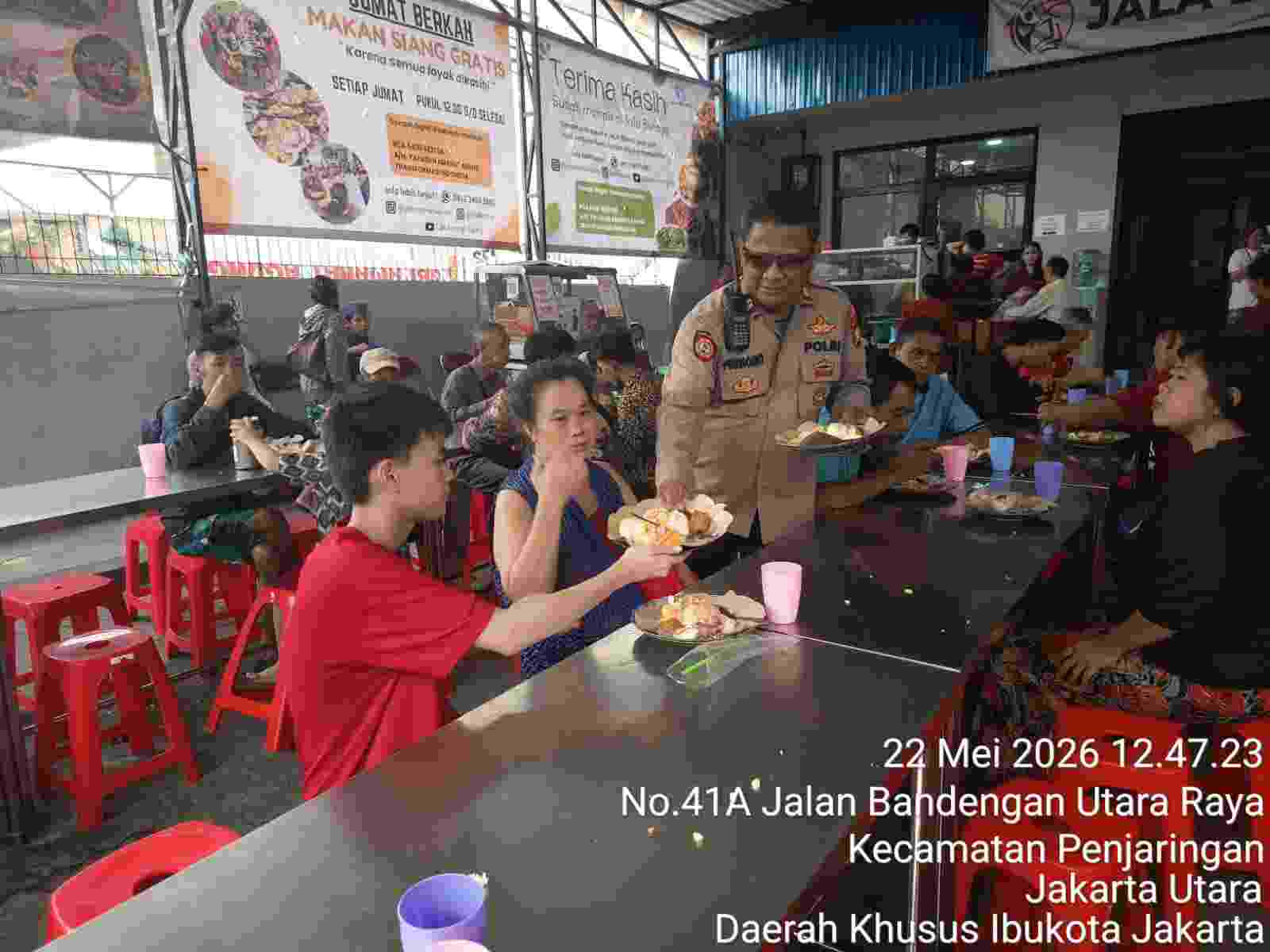 POLSEK METRO PENJARINGAN BAGIKAN 500 PAKET MAKANAN DALAM KEGIATAN “JUM’AT PEDULI” DI PENJARINGAN