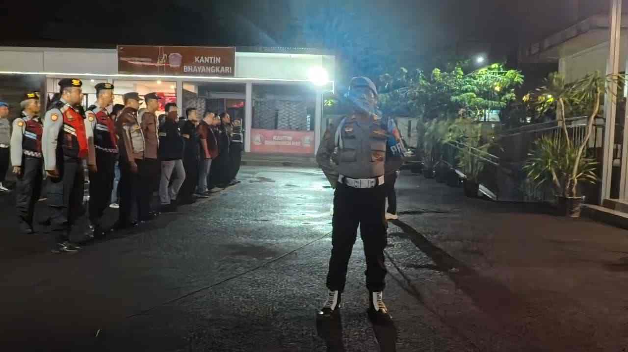 Polsek Kelapa Gading Gelar Apel Kryd Dan Patroli Mobile Antisipasi Tawuran Serta Kejahatan Jalanan