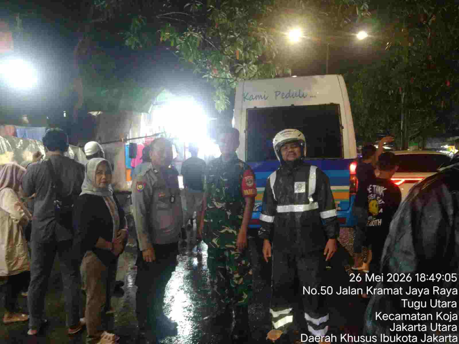 Lansia Tanpa Identitas Ditemukan Tak Sadarkan Diri di Koja, Polisi dan Dinsos Sigap Evakuasi ke RSUD