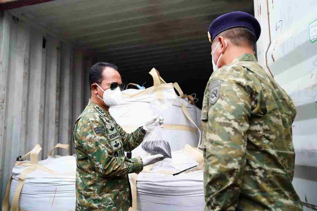 Kasum TNI Tinjau Pemeriksaan Kontainer Mineral Hasil Penindakan TNI AL di Batam