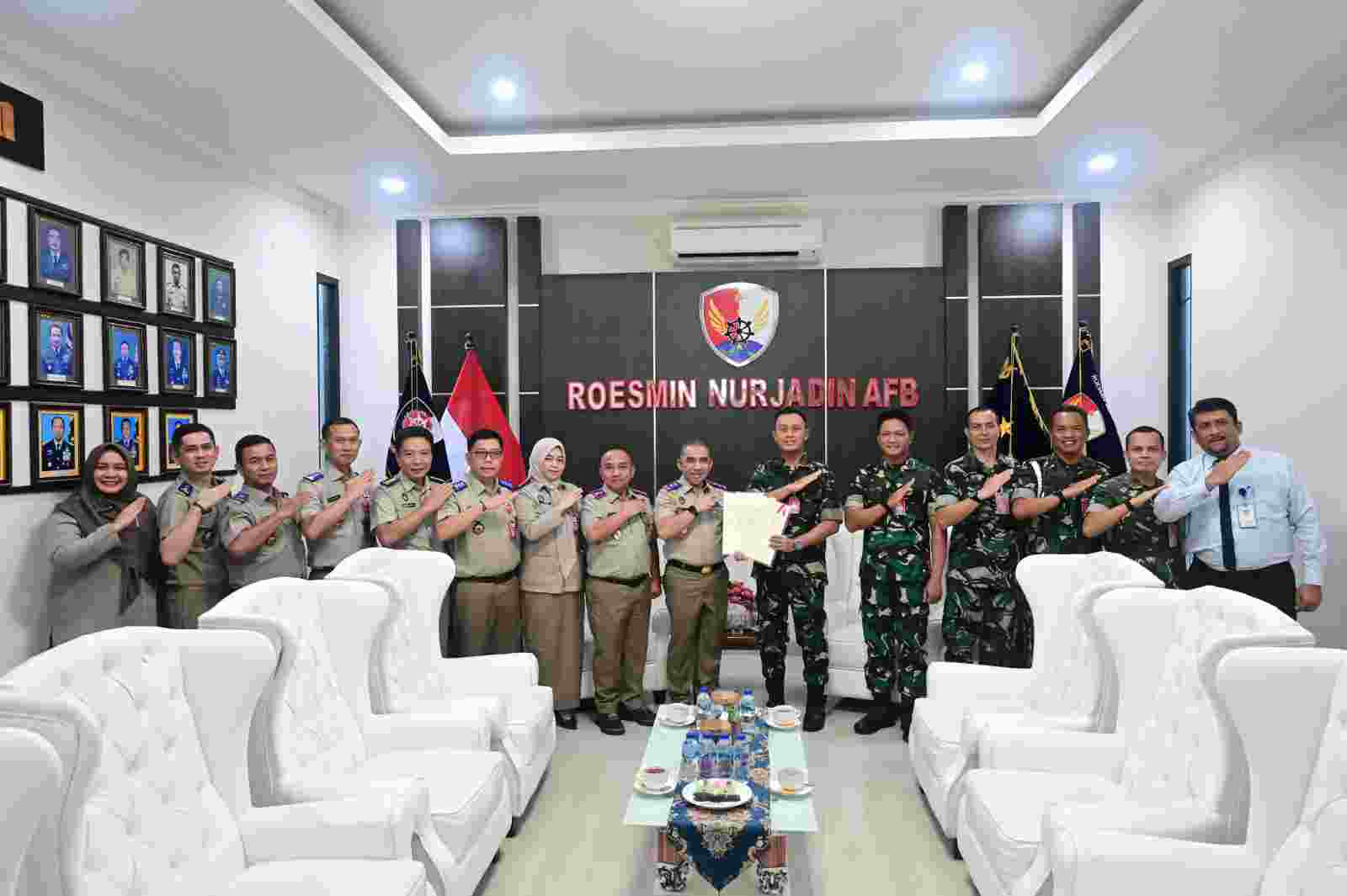 Perkuat Legalitas Aset Negara, Lanud Rsn Terima Sertifikat 78.266 M² Aset TNI AU dari BPN Riau