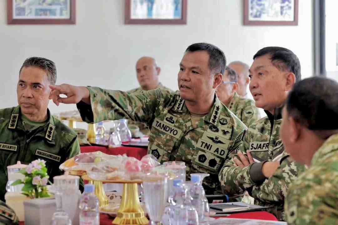 Wapang TNI Dampingi Menhan RI Tinjau Yonif TP 808/Mbaham Matta di Papua Barat