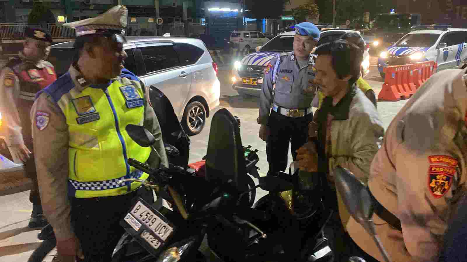 PATROLI MALAM CIPTA KONDISI, ANTISIPASI GANGGUAN KAMTIBMAS DI WILAYAH PELABUHAN