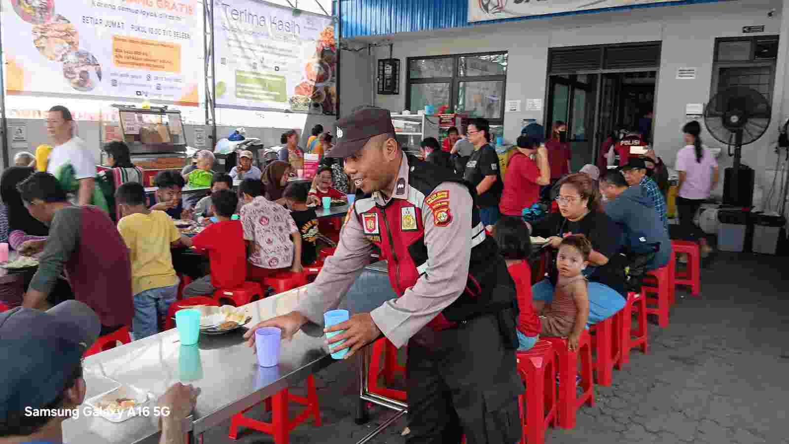 Polsek Metro Penjaringan Tebar Kepedulian Lewat Jumat Peduli, Ratusan Paket Makanan Dibagikan kepada Warga dan Pekerja Lapangan