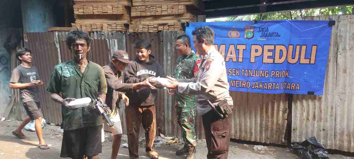 Polsek Tanjung Priok Gelar Jumat Berkah, Bagikan Nasi Kotak untuk Warga di Kolong Tol Pelita