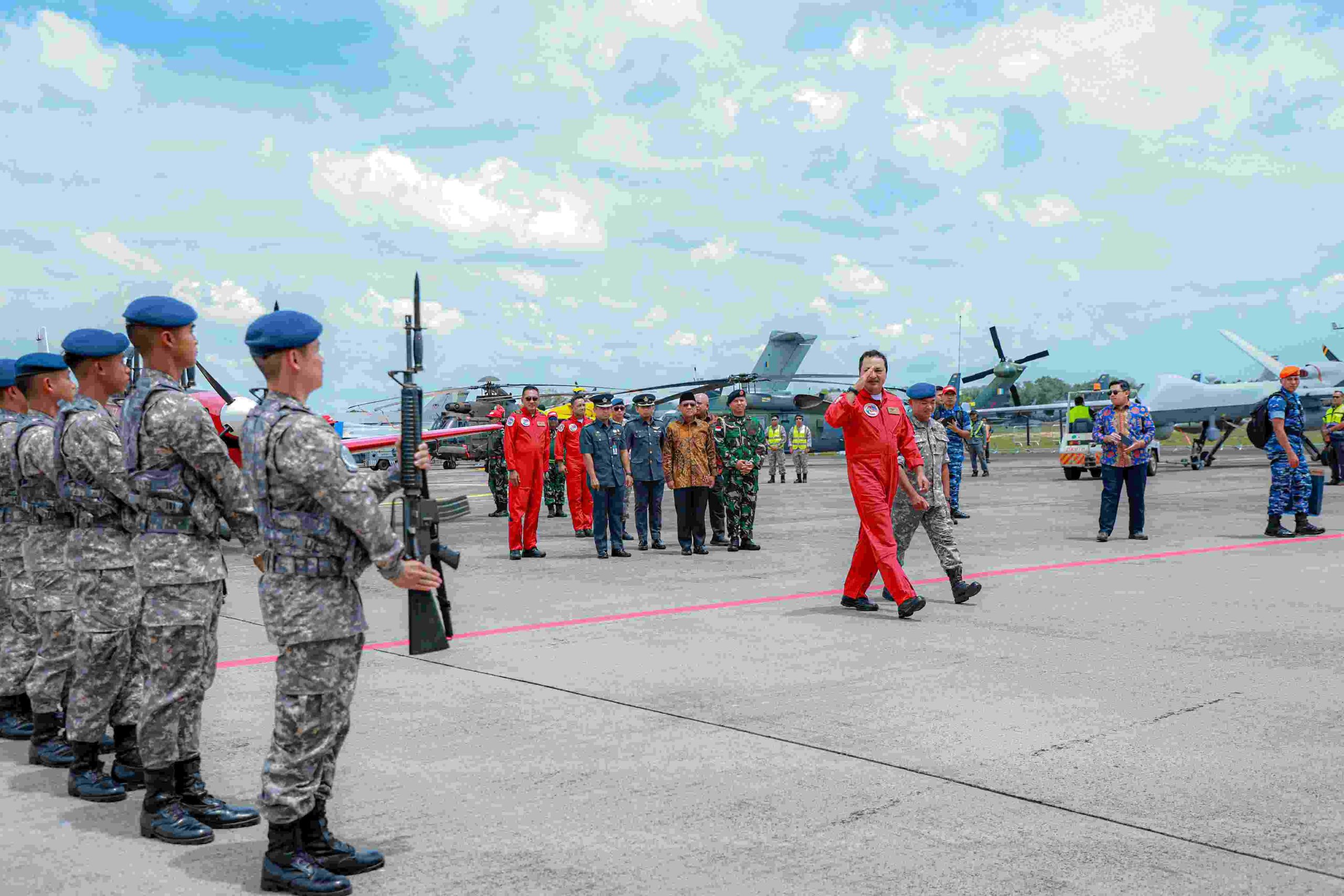 Jupiter Aerobatic Team Tampil pada HUT ke-65 RBAF di Brunei Darussalam