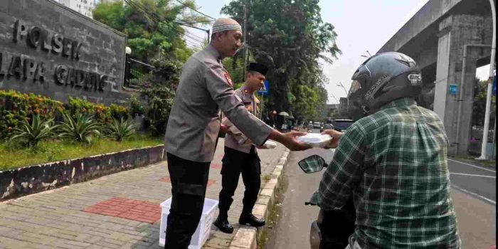 Polsek Kelapa Gading Gelar Jumat Peduli, Bagikan 50 Nasi Kotak untuk Ojol dan Warga