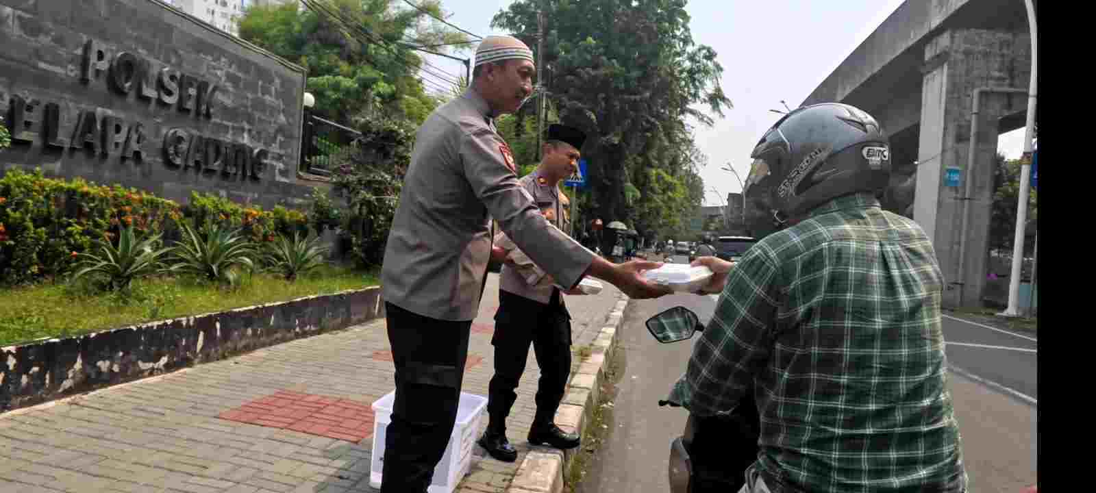 Polsek Kelapa Gading Gelar Jumat Peduli, Bagikan 50 Nasi Kotak untuk Ojol dan Warga