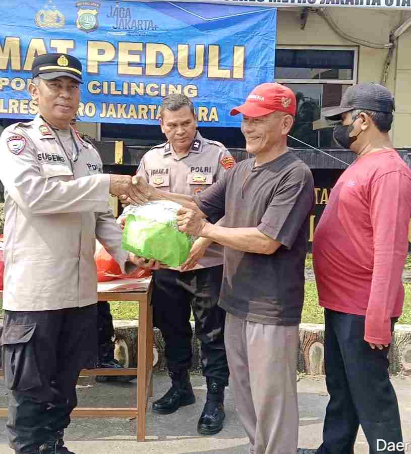 Polsek Cilincing Gelar Jumat Peduli, Bagikan 40 Paket Sembako untuk Warga