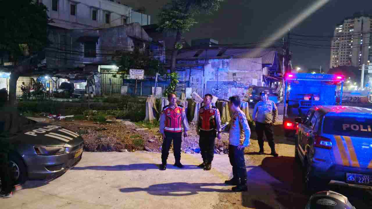 JAGA JAKARTA, JAGA LINGKUNGAN: Patroli KRYD Polsek Metro Penjaringan Sita Miras dan Amankan 9 Kendaraan Tanpa Surat