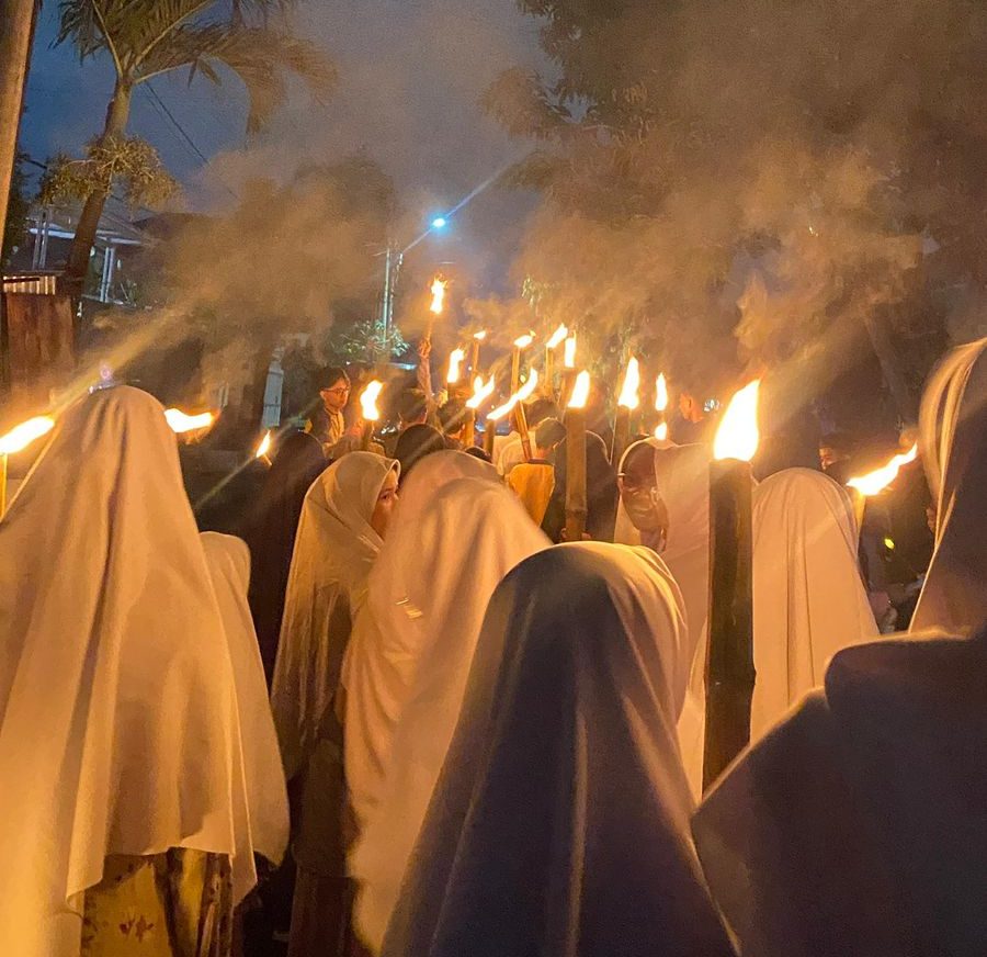 Pawai Obor Santri dan Santriwati Pesantren Leadership Daarut Tarqiyah Primago Menyambut Hari Raya Idul Adha 1447 H