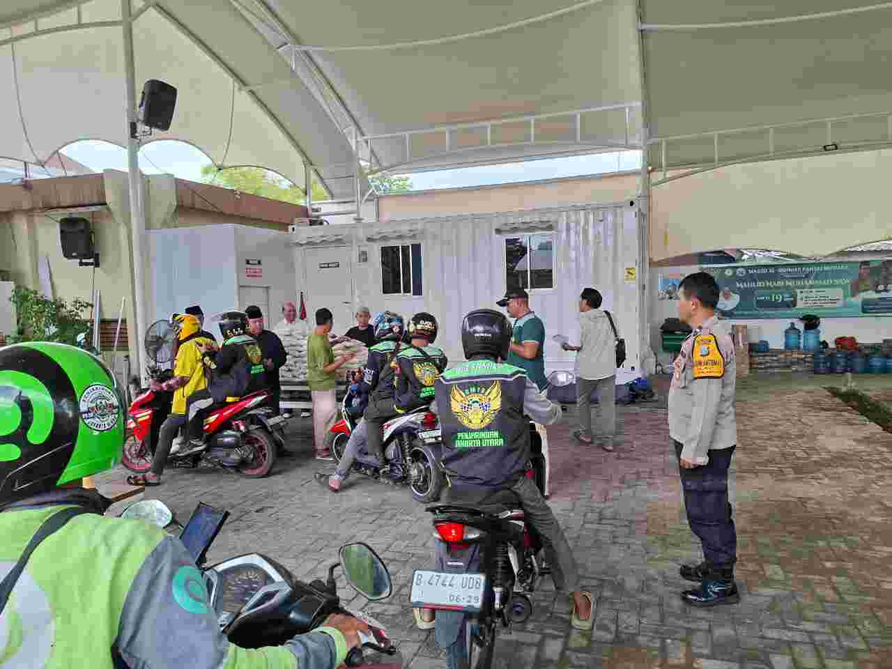 JUMAT PEDULI: 500 PENGEMUDI OJEK ONLINE TERIMA BANTUAN SEMBAKO DI MASJID AL QOHHAR PANTAI MUTIARA