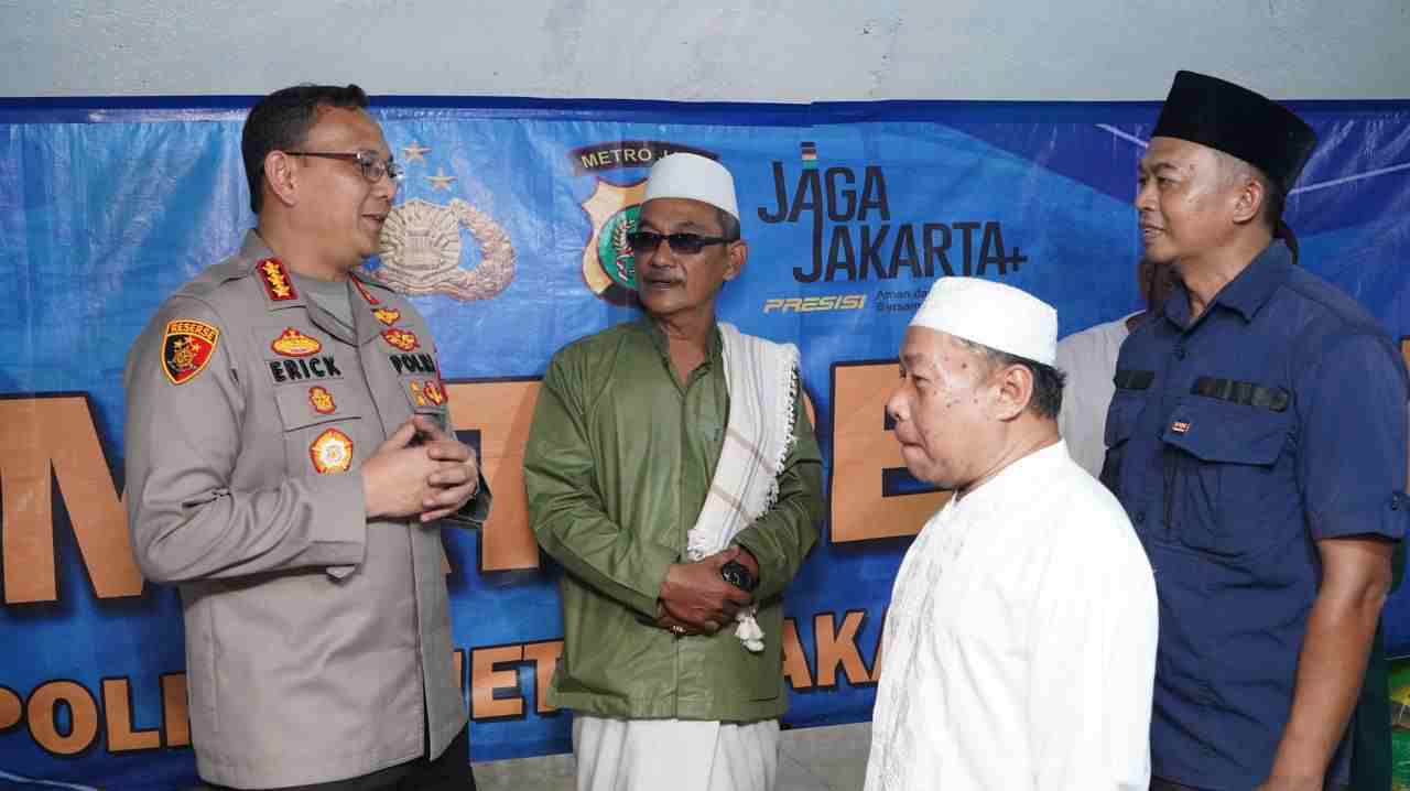 Kapolres Metro Jakarta Utara Salurkan Bantuan Beras dalam Program Jumat Peduli di Sungai Bambu