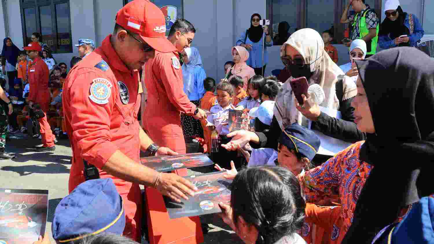 Jupiter Aerobatic Team TNI AU Inspirasi Generasi Muda di Lanud Dhomber