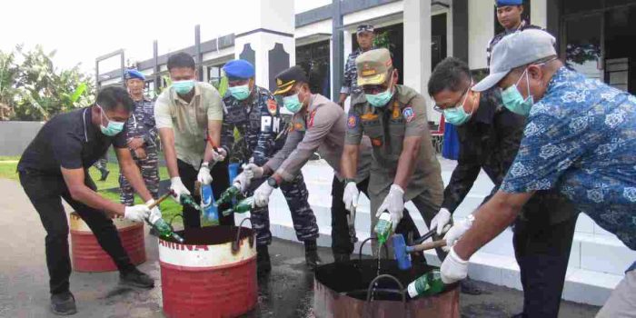 TNI AL MUSNAHKAN MIRAS ILEGAL, PERKUAT PENGAWASAN JALUR LAUT DI WILAYAH PERBATASAN