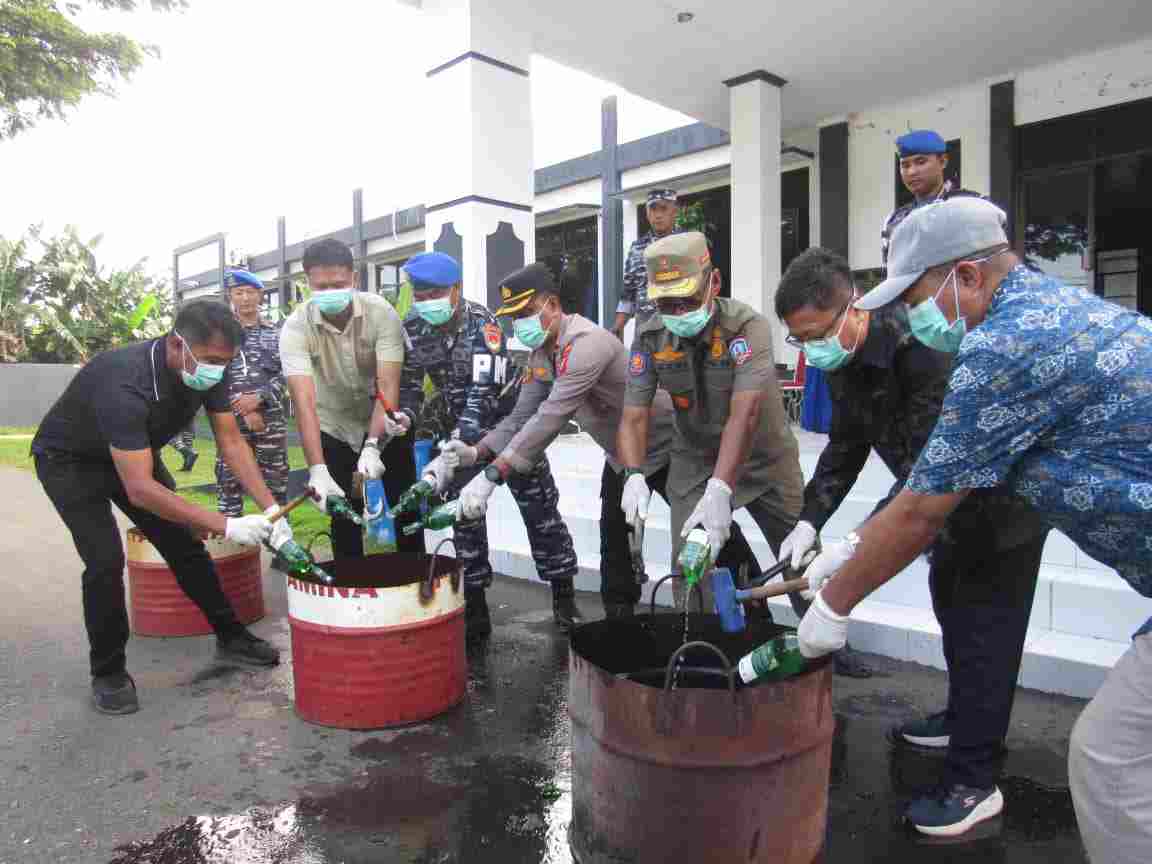 TNI AL MUSNAHKAN MIRAS ILEGAL, PERKUAT PENGAWASAN JALUR LAUT DI WILAYAH PERBATASAN