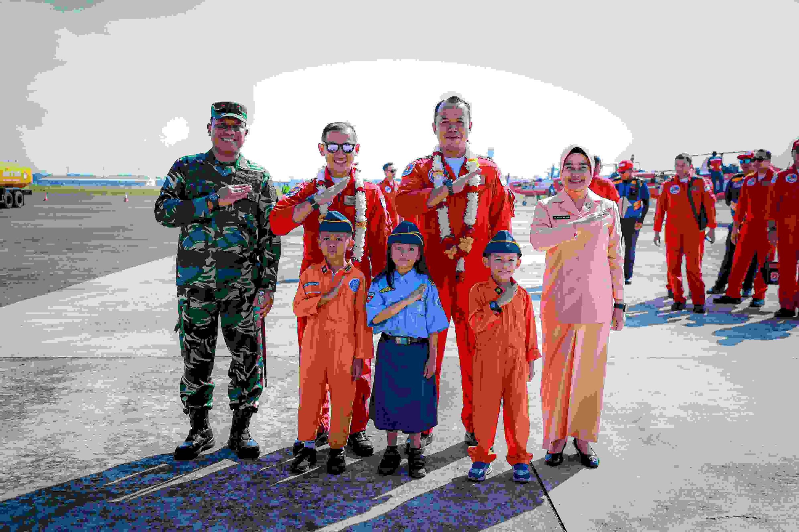 Jupiter Aerobatic Team TNI AU Tumbuhkan Cinta Dirgantara Generasi Muda di Surabaya