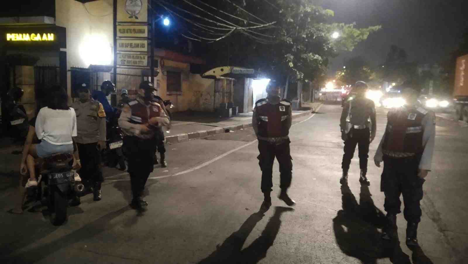 JAGA JAKARTA, JAGA LINGKUNGAN: POLSEK METRO PENJARINGAN AMANKAN PELAKU PENCURIAN KABEL DAN TERTIBKAN KENDARAAN TANPA SURAT SAAT KRYD