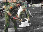 MARINIR TNI AL BANGKITKAN HARAPAN PASCA KEBAKARAN PESANTREN ISLAM DI PAPUA TENGAH