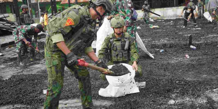 MARINIR TNI AL BANGKITKAN HARAPAN PASCA KEBAKARAN PESANTREN ISLAM DI PAPUA TENGAH