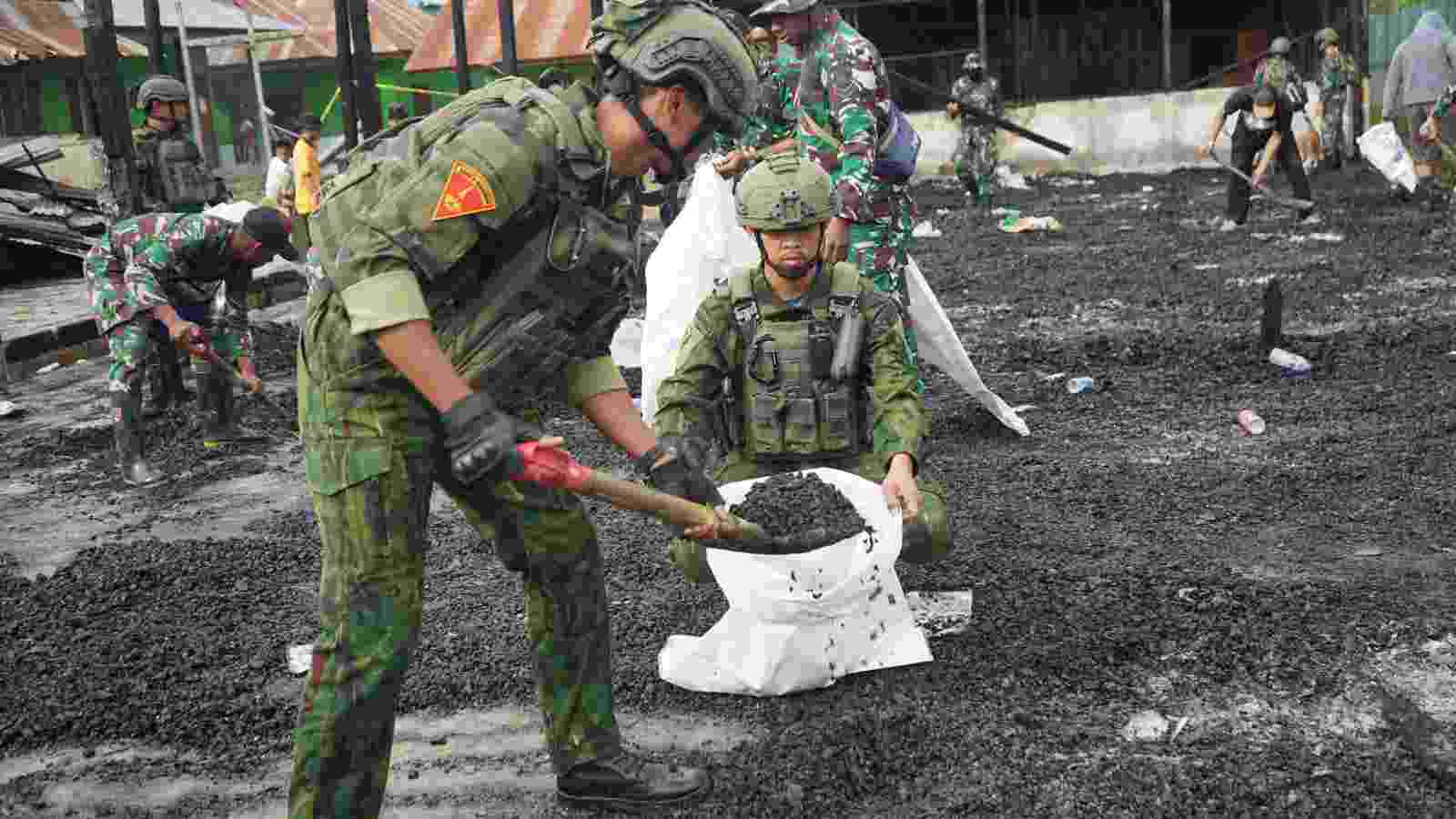 MARINIR TNI AL BANGKITKAN HARAPAN PASCA KEBAKARAN PESANTREN ISLAM DI PAPUA TENGAH