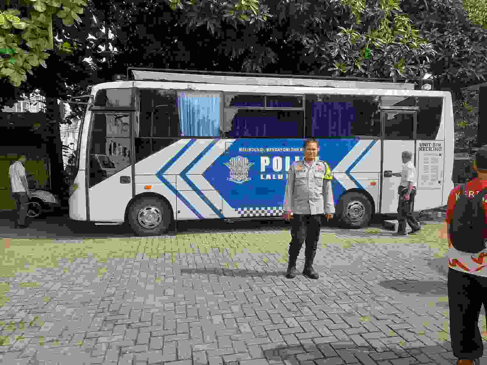 Pastikan Pelayanan SIM dan STNK Lancar, Polsek Bekasi Barat Sekaligus Sosialisasi Pengawalan Uang Cash