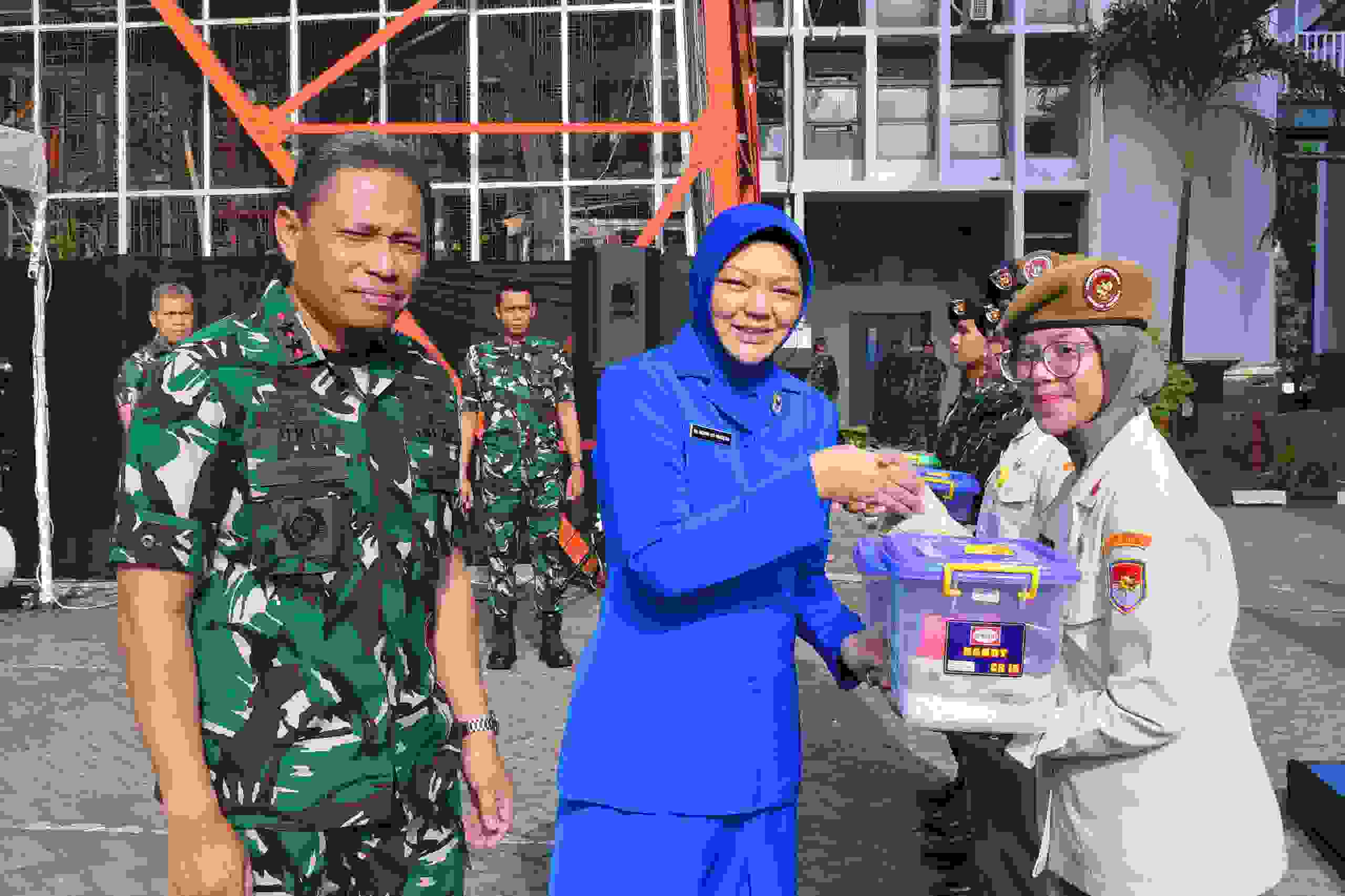 WUJUD KEPEDULIAN DAN UPAYA TINGKATKAN KESEJAHTERAAN PRAJURIT, DANKODAERAL III RESMIKAN “JALASENA CAFE” DAN BAGIKAN SEMBAKO