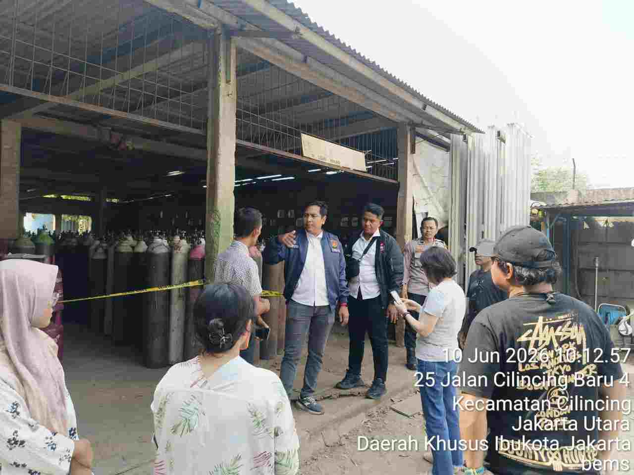 Tabung Oksigen Terpental Saat Pengisian, Hantam Rumah dan Warung Warga di Cilincing