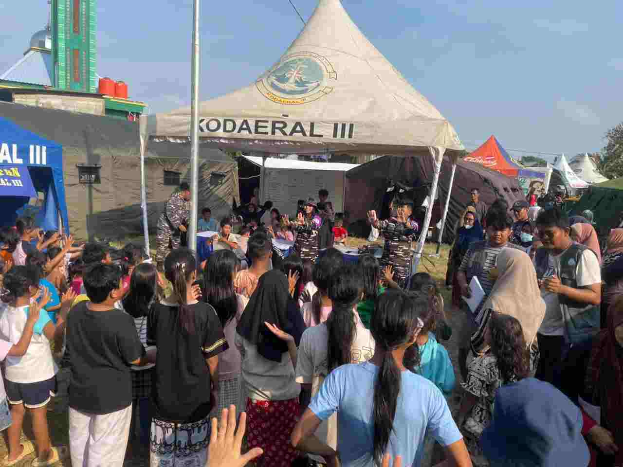 BERI DUKUNGAN MORAL DAN EMPATI, PRAJURIT KODAERAL III HADIR DI TENGAH KORBAN KEBAKARAN KEMAYORAN