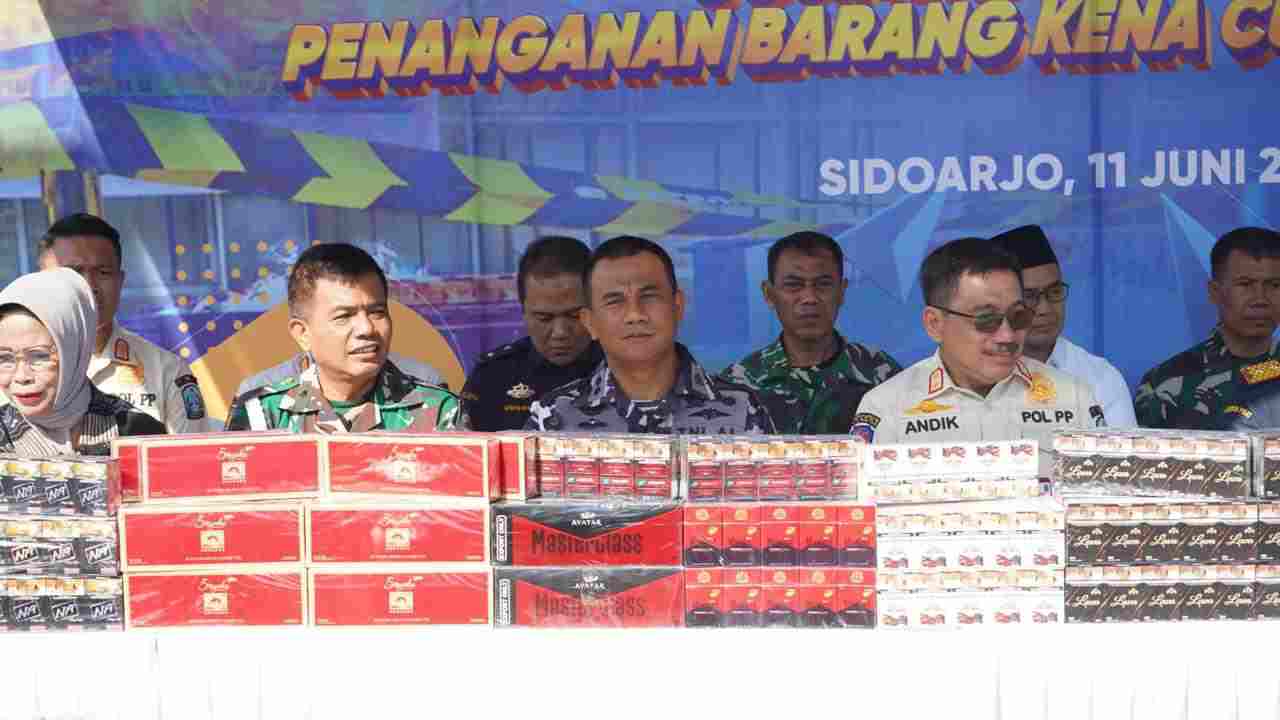 KOLABORASI BERANTAS PEREDARAN ROKOK ILEGAL, KODAERAL V HADIRI SOSIALISASI DI PORONG