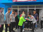 Polri Salurkan Bantuan Sosial Melalui Program Jaga Jakarta On The Spot di Jaticempaka Polri Salurkan Bantuan Sosial Melalui Program Jaga Jakarta On The Spot di Jaticempaka