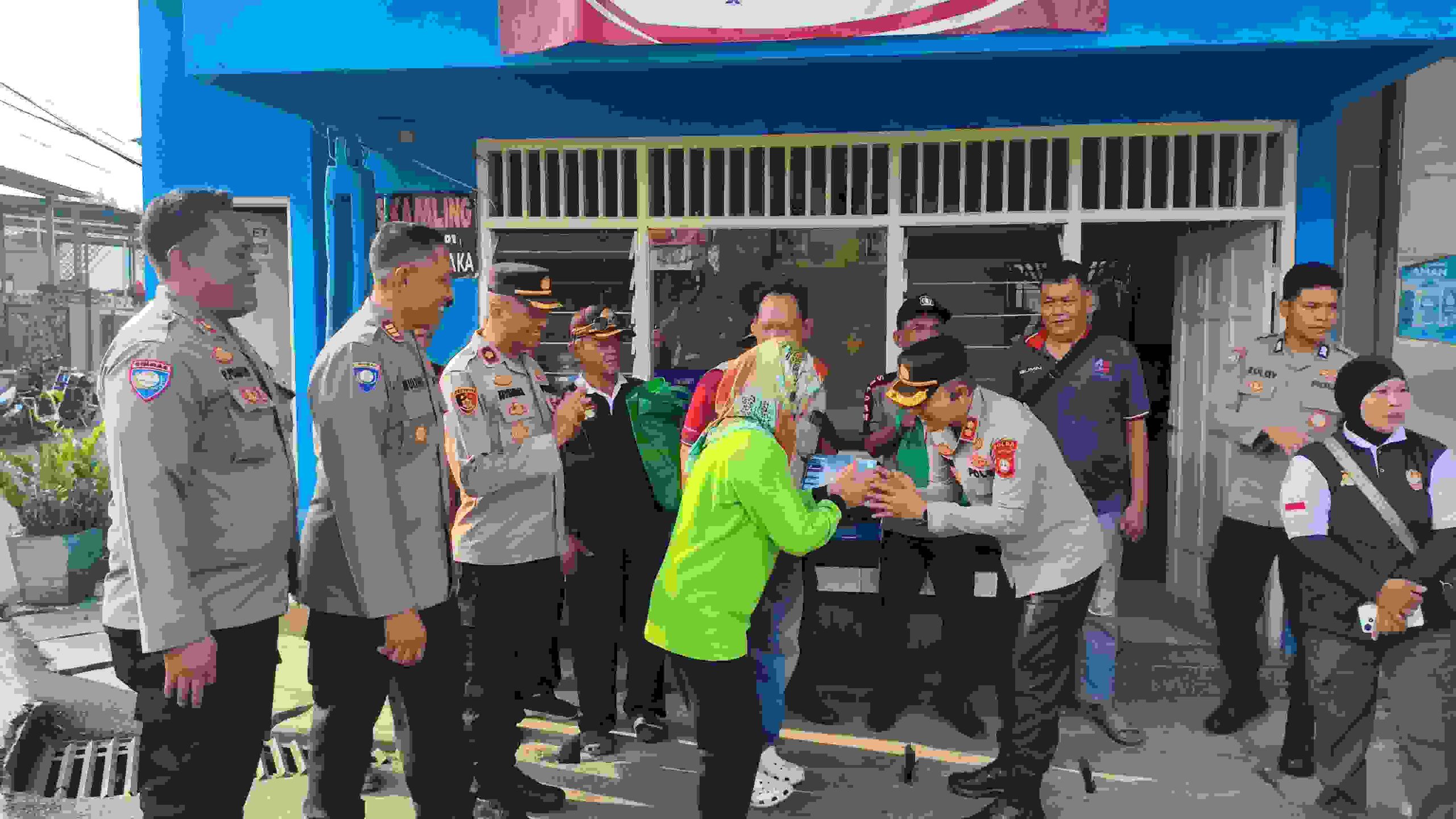 Polri Salurkan Bantuan Sosial Melalui Program Jaga Jakarta On The Spot di Jaticempaka