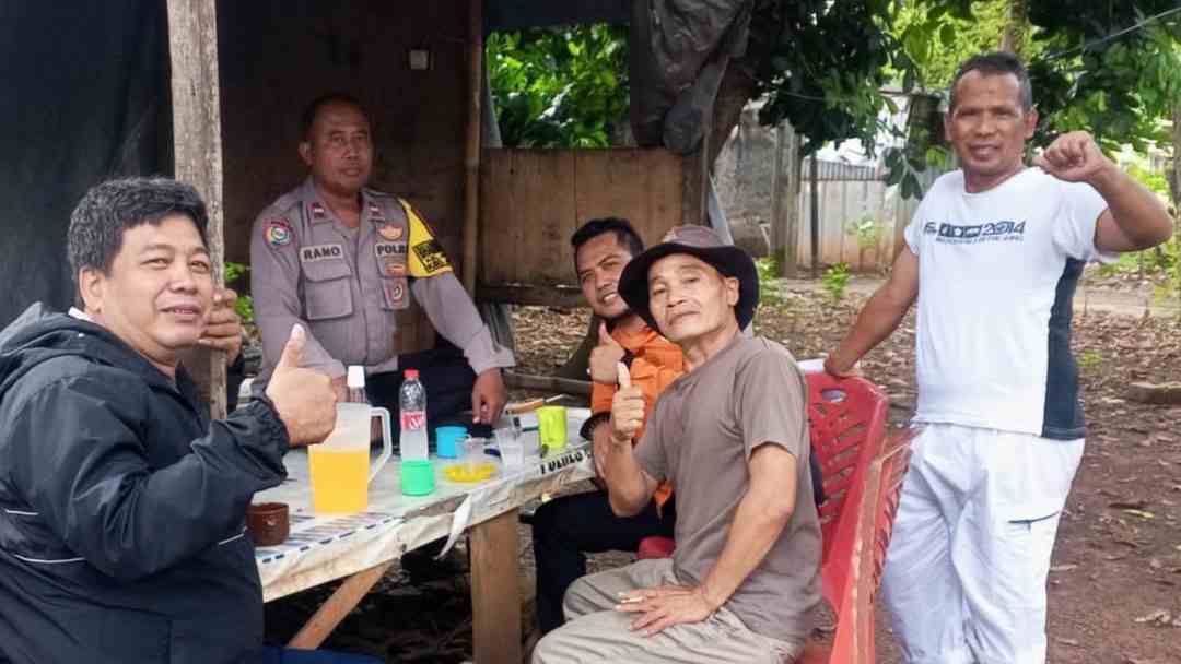WUJUDKAN JAGA BEKASI ON THE SPOT, BHABINKAMTIBMAS KELURAHAN JATIMEKAR SERAP ASPIRASI WARGANYA DENGAN SAMBANG