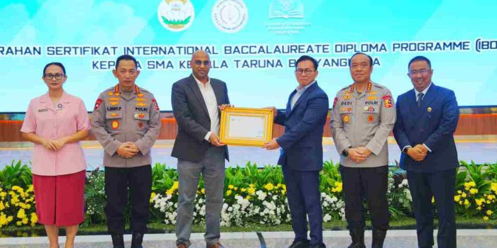 Terima Sertifikat IBDP SMA KTB, Kapolri: Cetak Generasi Muda untuk Wujudkan Indonesia Emas 2045