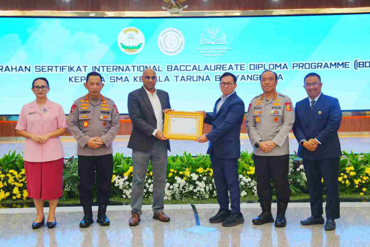 Terima Sertifikat IBDP SMA KTB, Kapolri: Cetak Generasi Muda untuk Wujudkan Indonesia Emas 2045