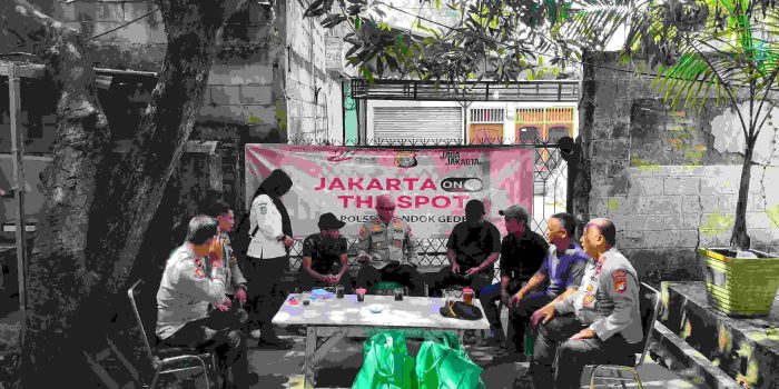 Wujud Kepedulian, Kapolsek Pondok Gede Bagikan Bantuan Sosial Program Jaga Jakarta On The Spot kepada Warga Kurang Mampu di Jatiwaringin